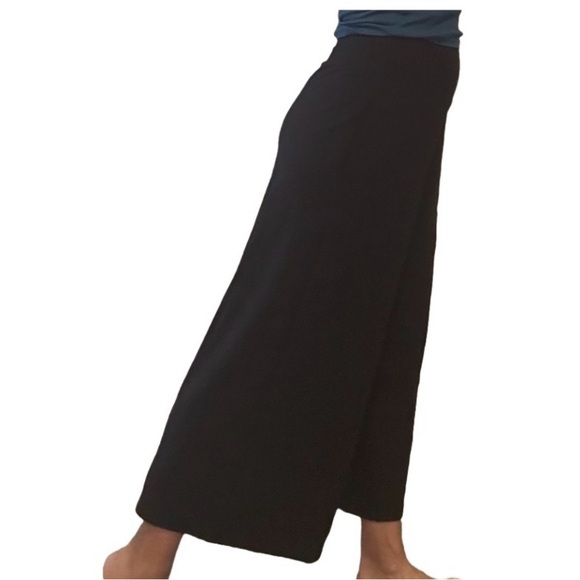 Yoga Capri Fit and Flare - Picture 2 of 4